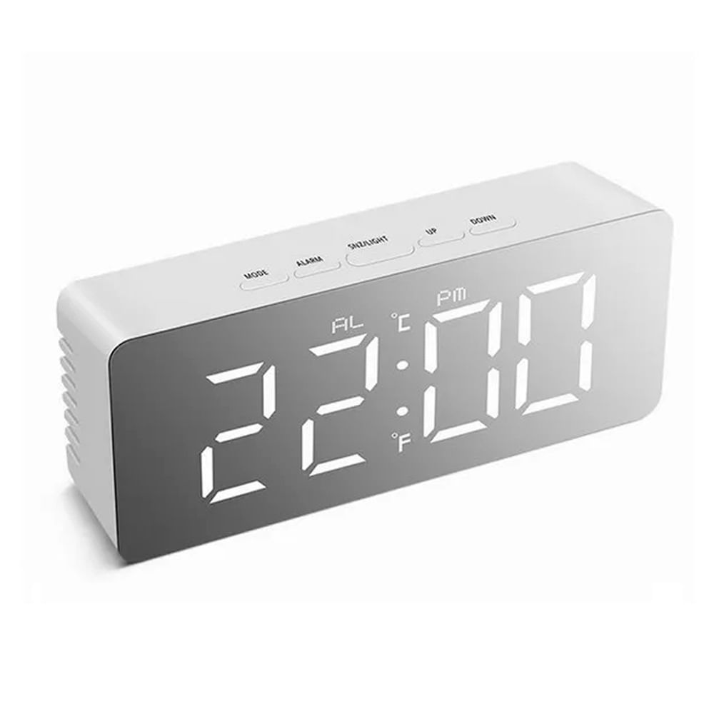 Reloj despertador en una mesita de noche que muestra las primeras horas de  la mañana