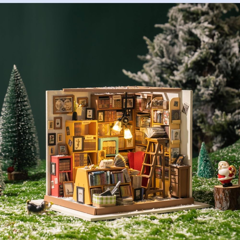 Rolife Kit de casa de muñecas en miniatura (DIY) 1:18 con cocina de repostería con techo inclinado y ventana, kit de construcción de casa pequeña para dioramas, manualidades para adultos, decoración